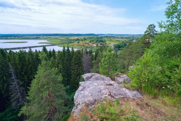 El acantilado de piedra sobre el bosque y el río Hellenici, Karelia . — Foto de Stock