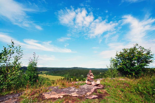 Una piccola piramide di pietra sulla scogliera. Paesaggio estivo, Carelia . — Foto Stock