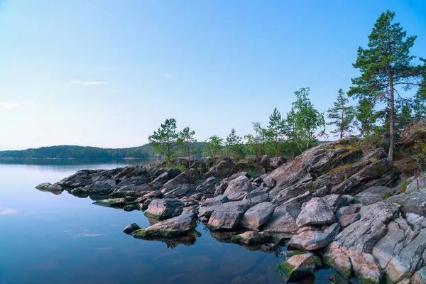 Orilla rocosa de la isla en el lago. Ladoga Skerries, Karelia . — Foto de Stock
