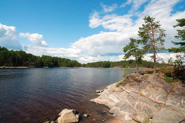 A tó sziklás partja a tavon. Ladoga Skerries, Karelia. — Stock Fotó