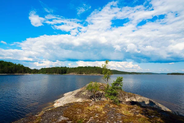 A sziget sziklás partján, a tónál. Ladoga Skerries, Karelia állam. — Stock Fotó