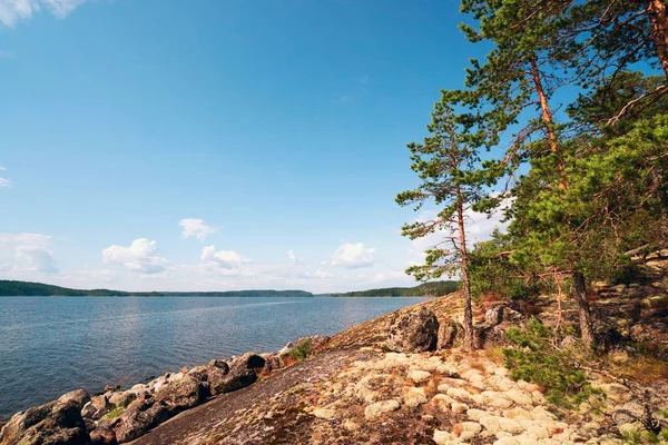 Kő sziklák a parton a sziget Malusare a tavon. Ladoga Skerries, Karelia. — Stock Fotó