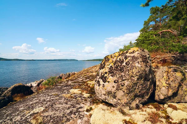 Kő sziklák a parton a sziget Malusare a tavon. Ladoga Skerries, Karelia. — Stock Fotó