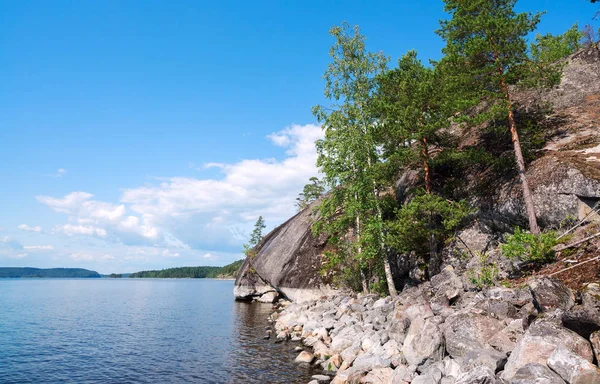 A meredek partján a sziget Mussarat a Ladoga-tó . — Stock Fotó
