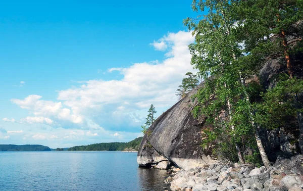 A meredek partján a sziget Mussarat a Ladoga-tó . — Stock Fotó