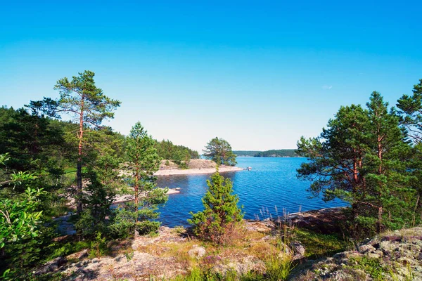 A festői parton a sziget Matushri a tó Ladoga . — Stock Fotó