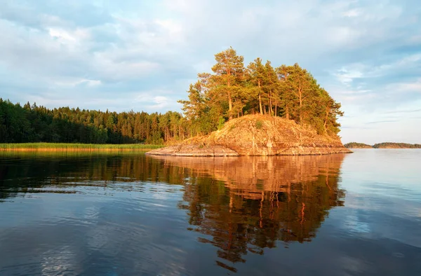 Festői partvonala a sziget a reflexió Ladoga-tó . — Stock Fotó