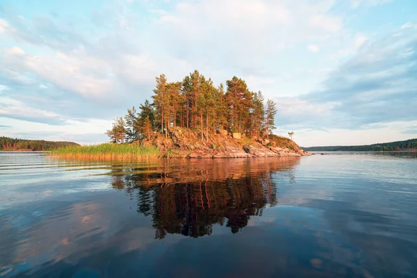 Мальовнича берегова лінія острова з відображенням на Ладозькому озері . — стокове фото