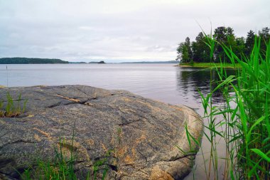 Ladoga Gölü'nde kasvetli havalarda adalar .