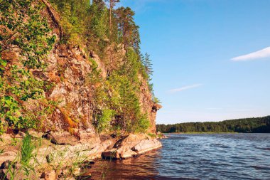 Ladoga Gölü kıyısında taş uçurum .
