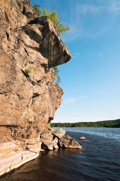 Acantilado de piedra en la orilla del lago Ladoga  . — Foto de Stock