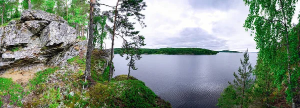 Adadaki sarp kayalıklar. Ladoga skerries