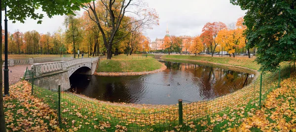 Puente de hierro fundido en el Parque Mikhailovsky, .Paisaje otoñal, San Petersburgo, Castillo Mikhailovsky . — Foto de Stock