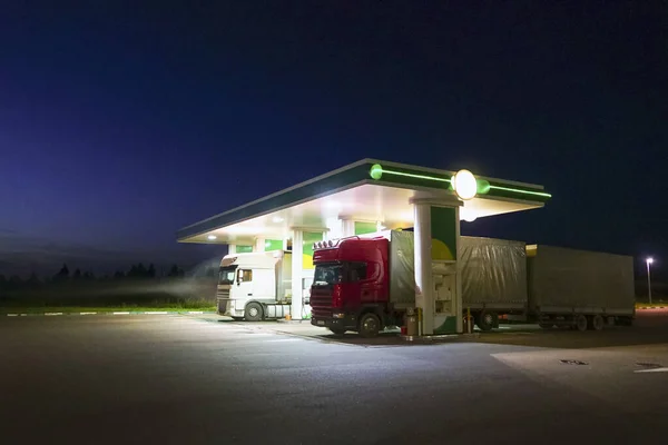Camiones repostan en la gasolinera por la noche . — Foto de Stock