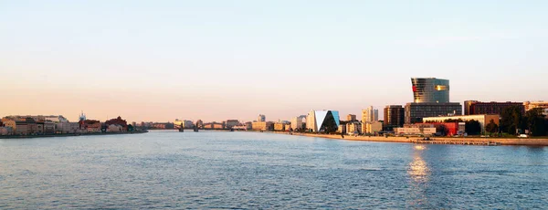 Newa Fluss, Blick auf den Geschäftskomplex st. petersburg plaza. Maloochtinskaja-Damm. — Stockfoto