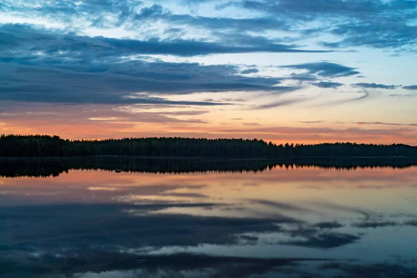 Pôr do sol colorido em um lago da floresta no verão . — Fotografia de Stock