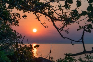 Karadeniz kıyısında gün doğumu. Güney Kırım kıyısı.
