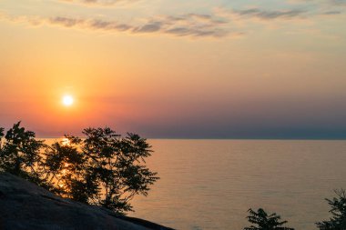 Karadeniz kıyısında gün doğumu. Güney Kırım kıyısı.