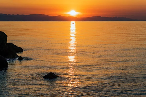Karadeniz kıyısında gün doğumu. Güney Kırım kıyısı.
