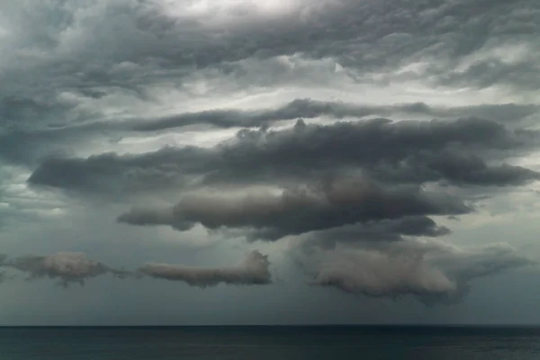 Nubes Tormenta Espesan Sobre Mar Antes Lluvia — Foto de Stock