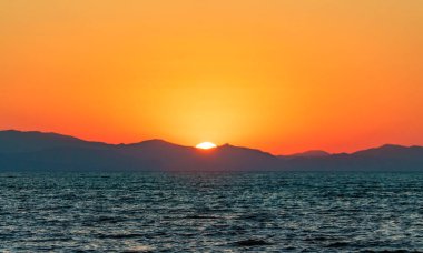 Karadeniz kıyısında gün doğumu. Güney Kırım Sahili