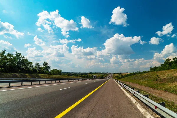 Duas Faixas Trânsito Uma Faixa Divisória Amarela Lado Auto Estrada Imagem De Stock