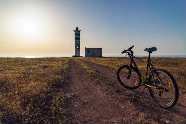 Starý Maják Okraji Moře Paprscích Zapadajícího Slunce Stock Fotografie