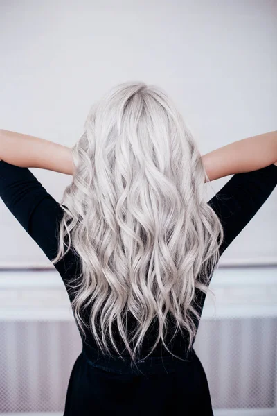 Femeie Înapoi Cenușă Gri Argintiu Blondă Ondulat Păr Lung Rochie — Fotografie, imagine de stoc