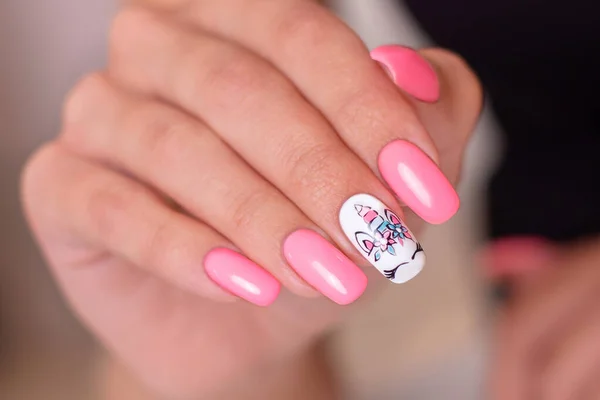 Manos Femeninas Con Manicura Esmalte Gel Rosa Diseño Creativo Unicornio —  Fotos de Stock