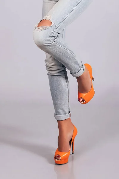 Pernas Finas Femininas Jeans Azuis Sapatos Laranja — Fotografia de Stock