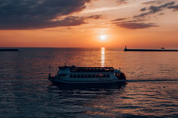 Denizde romantik gün batımı