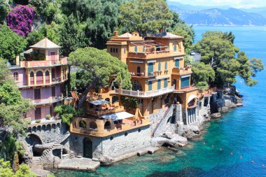 Liguria kıyısındaki güzel şehrin yaz manzarası Portofino, İtalyan Rivierası.