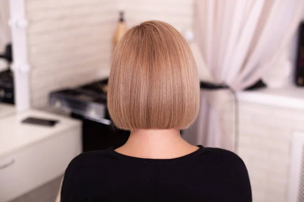 Female Back Short Straight Natural Blonde Hair Hairdressing Salon — Stock Photo, Image