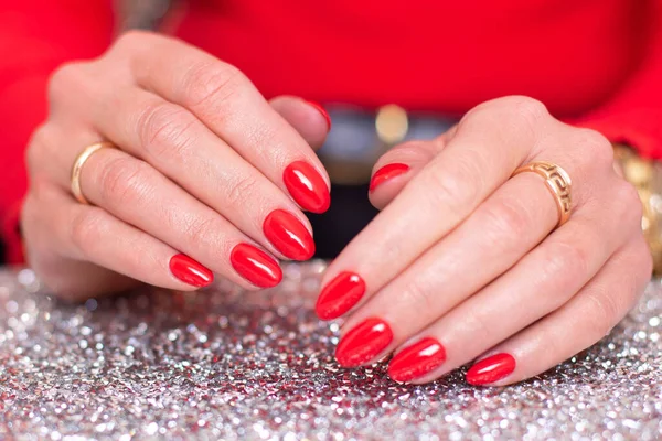 Zblízka Pohled Krásné Ženské Ruce Luxusní Manikúrou Nehty Červený Gel — Stock fotografie