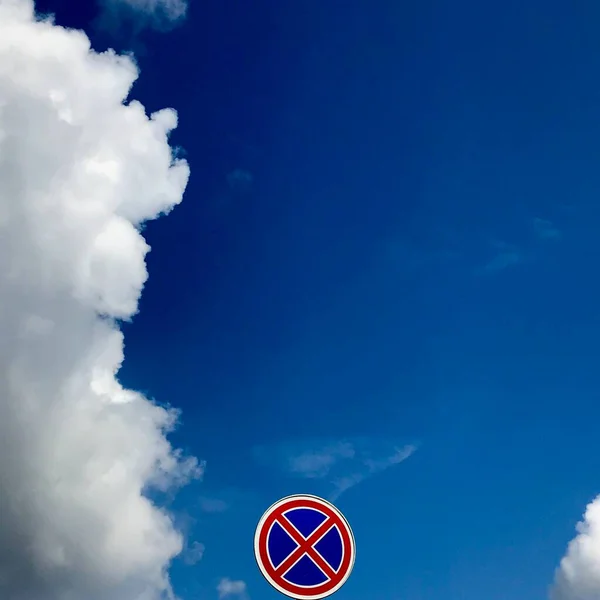 Hintergrund Weiße Wolken Vor Blauem Himmel Und Verkehrsschild Anhalten Verboten — Stockfoto