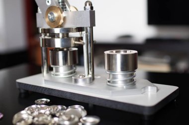 Boş iğneler ve hazır iğnelerle makineler. 2,5 cm 'lik rozet için düğmeye bas. DIY moda düğmesi, iğneler ve mıknatıs için makine