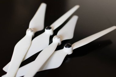 İHA pervaneleri, yüksek kaliteli drone için siyah beyaz. Yedek parçalar