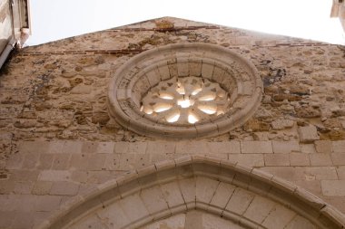 Beyaz sandalyeli düğünler için çatıları yok. Kilise santa luc