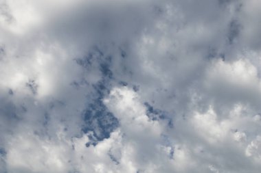 Mavi gökyüzünde beyaz bulutlar. İtalya 'da yaz