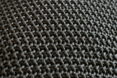 Kavisli yüzeyinde metal rengi olan yumuşak gri bir tekstil dokusu