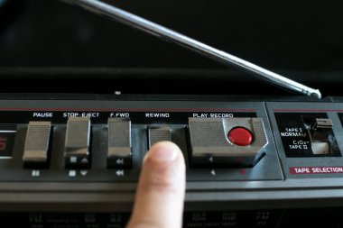 80 'lerin müzik setinin geri sarma tuşuna bas.