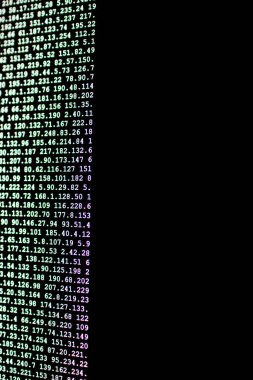 Siyah arkaplanda IP adresi var. Siber Suçlar, kopyalanmış bilgisayar bilimi arkaplanı