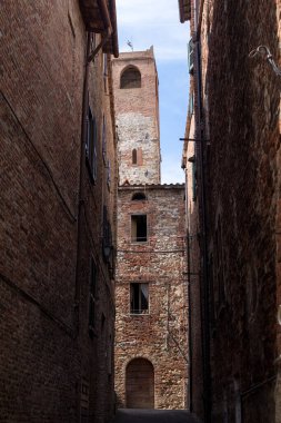 İtalya 'da Umbria köyünün bir şeridinde görülen bir kilise çan kulesi.