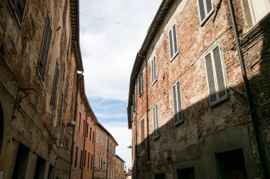 Bir ortaçağ köyünde zarif bir sarayın güneşli yüzü