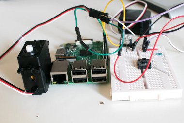Robot bilimi ve elektronik eğitim aktiviteleri. Kablolar ve kablolarla devre ve elektronik pano bağlantısı.