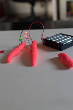 LED 'li, pilli ve killi elektronik yumuşak devreler..