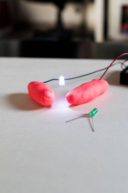 Çocuklar için yumuşak devre. Kök eğitim etkinliği.