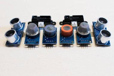 Metan gazı, karbon monoksit, karbondioksit, ultrasonik ve kızılötesi sensörler için sensörler. Şeylerin elektronik prototipi ve interneti için araçlar