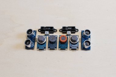 Metan gazı, karbon monoksit, karbondioksit, ultrasonik ve kızılötesi sensörler için sensörler. Şeylerin elektronik prototipi ve interneti için araçlar