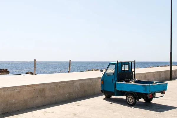 蓝色三轮车停在靠近大海的港口 典型的交通工具和工作方式 — 图库照片